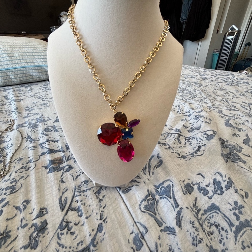 Gold and Red Gemstone Necklace with Floral Pendant - Picture 3 of 4